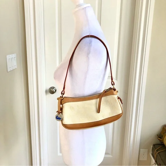 Sold Dooney & Bourke Shoulder Bag in Cream Tan Canvas Leather Signature Logo Y2K - Picture 4 of 7